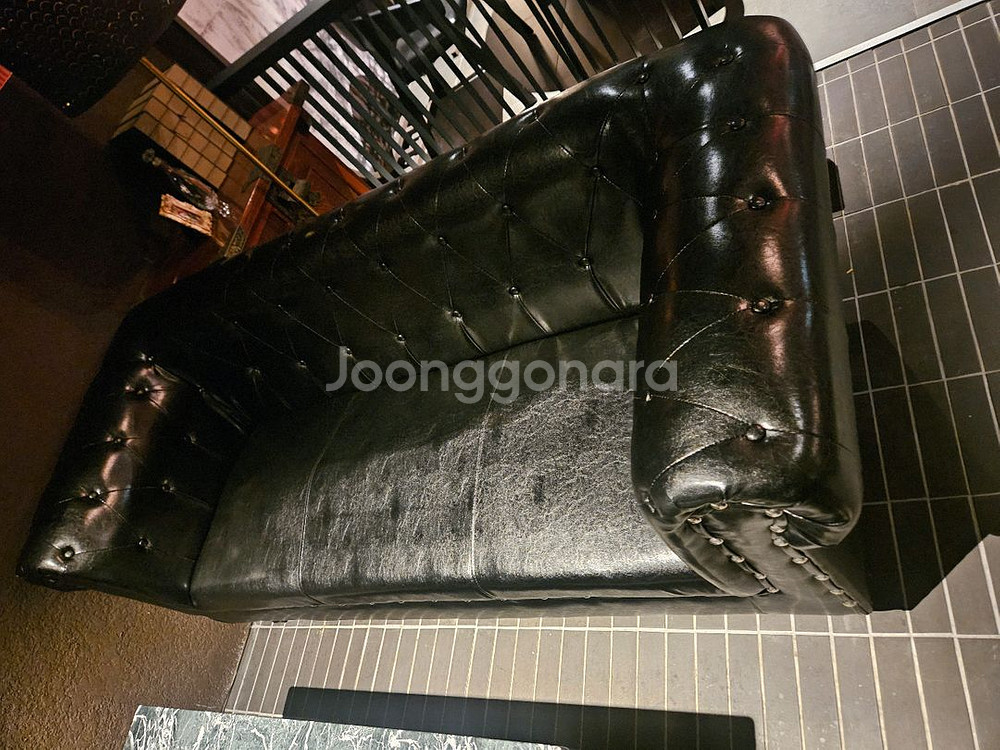 가죽 소파와 테이블 세트--2