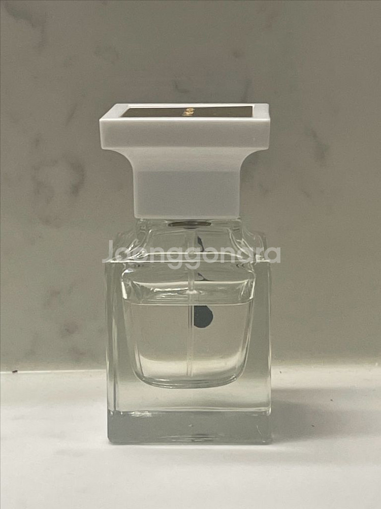 톰포드 화이트 스웨이드 30ml 국문텍 팝니다.--2