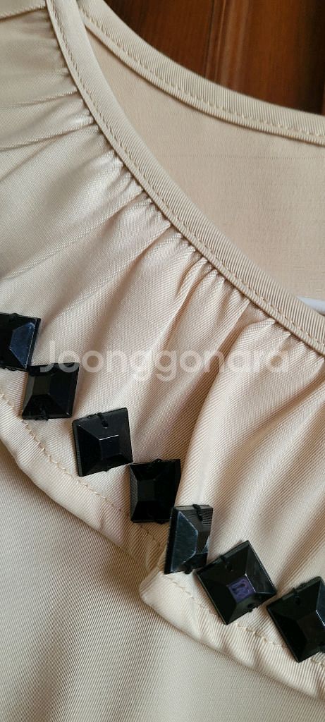 명품 부띠끄 아이보리색 보석 장식 원피스--1