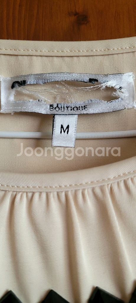 명품 부띠끄 아이보리색 보석 장식 원피스--2