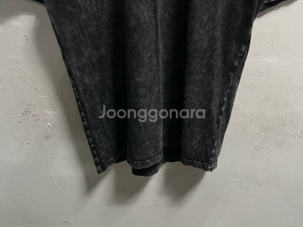 100-105 어반 아웃피터스 루즈핏 반팔티--2