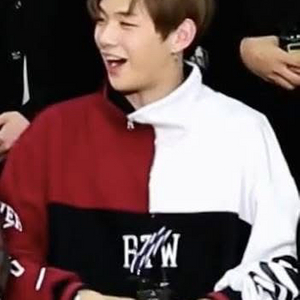 로맨틱크라운 아노락(강다니엘 등 다수 아이돌 착용)