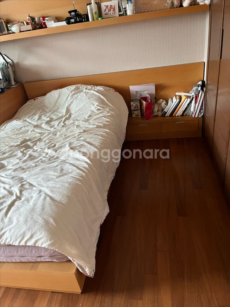 침대, 책상, 책장--1