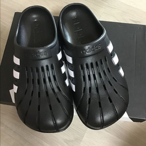 새상품 아디다스 아딜렛 클로그 블랙 255 크록스