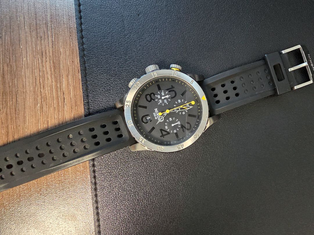 닉슨 48-20 크로노 시계 판매합니다 이미지