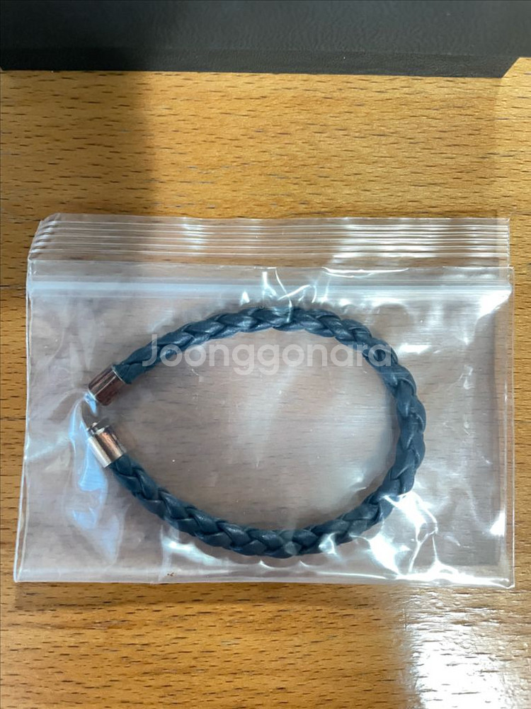AIGNER 아이그너 시그니처 소가죽 팔찌 로즈골드버클--3