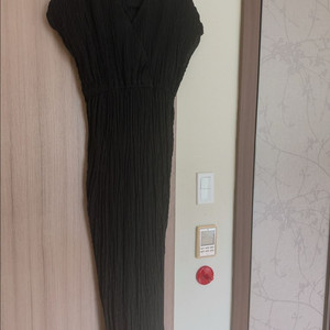 블랙 플리츠 브이넥 맥시원피스