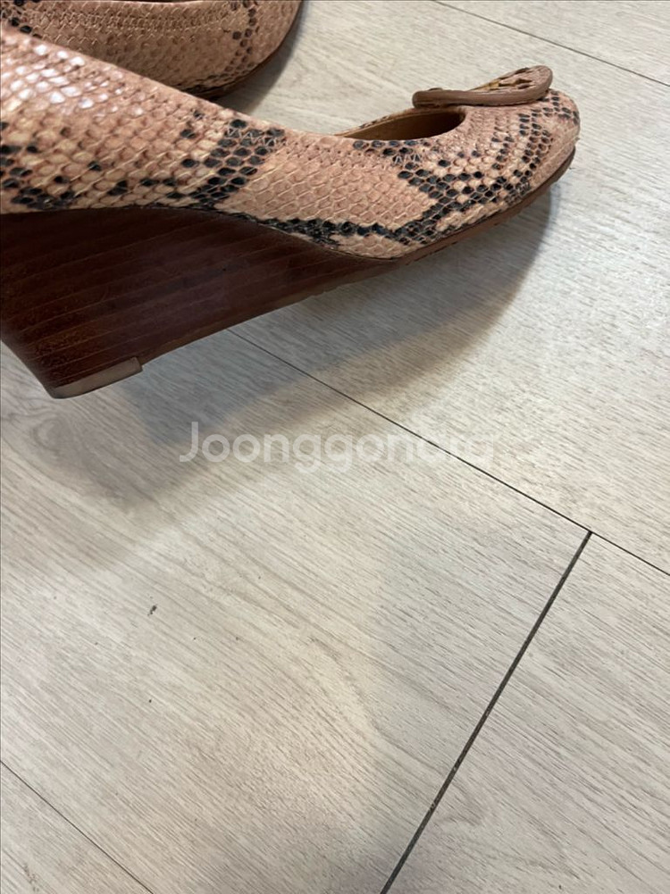 토리버치 웨지힐 245정도거의 새거--1