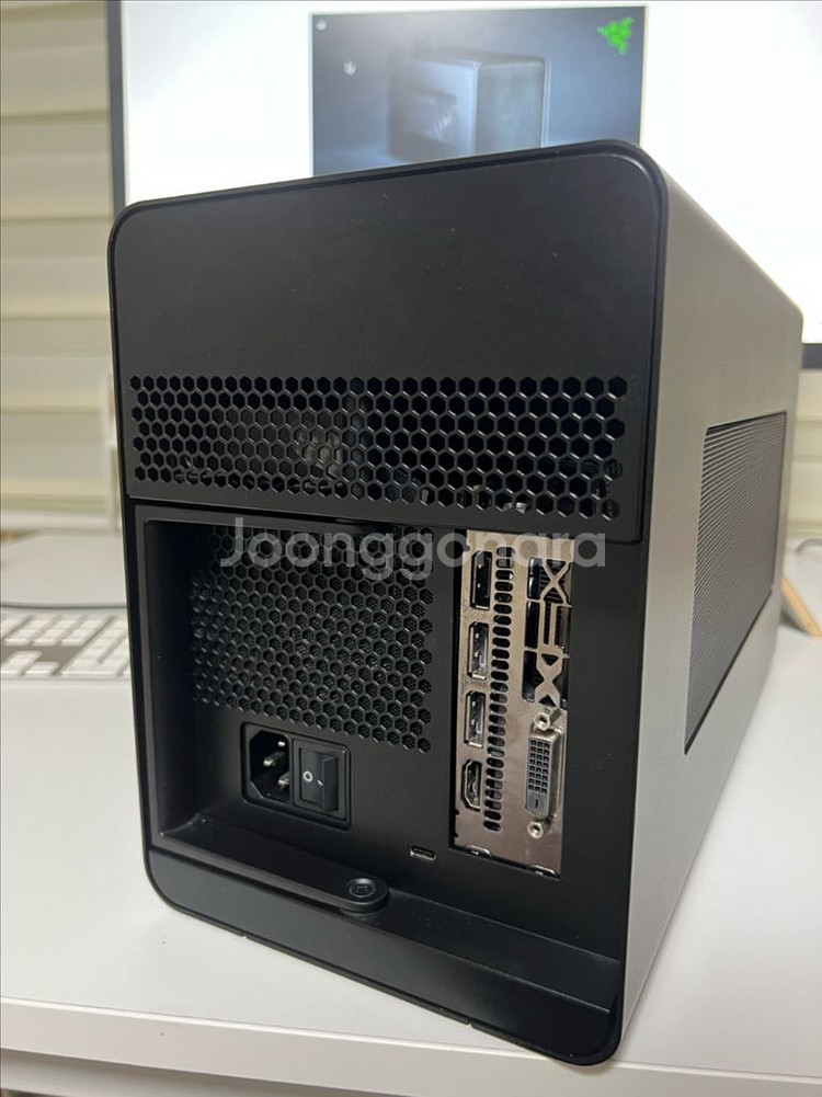 Razer Core X eGPU (GPU 불포함)--1