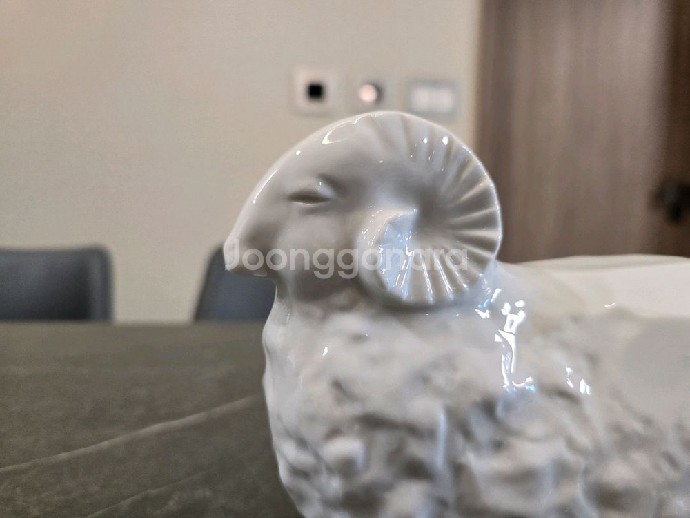 양 도자기 장식품--1