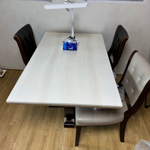 본톤 대리석 식탁