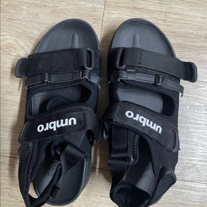 엄브로 블랙 샌들