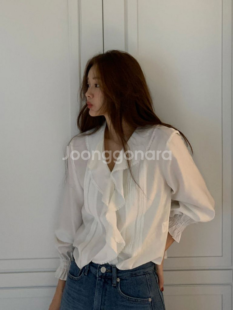 (F) 에르 핀턱 프릴 블라우스 숏 거의 새상품--1