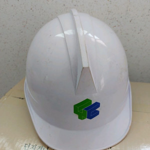 와이트색 안전모 팝니다 (무료배송)