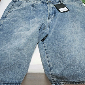 디미트리블랙 카펜터 버뮤다 데님 팬츠 판매합니다.