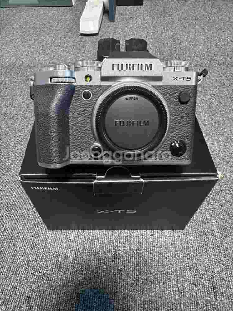X-T5 실버 풀박스판매합니다 안전거래 가능--0