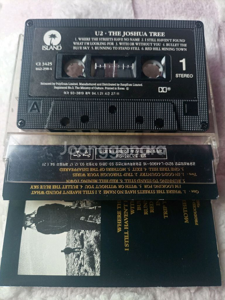 U2의 The Joshua Tree 카세트테이프입니다--1
