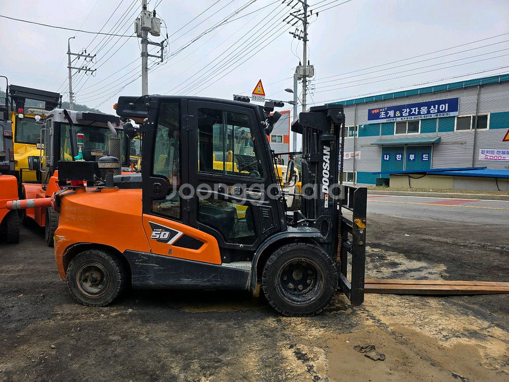 23년식 두산 미니5톤 디젤지게차 D50SE-9--0