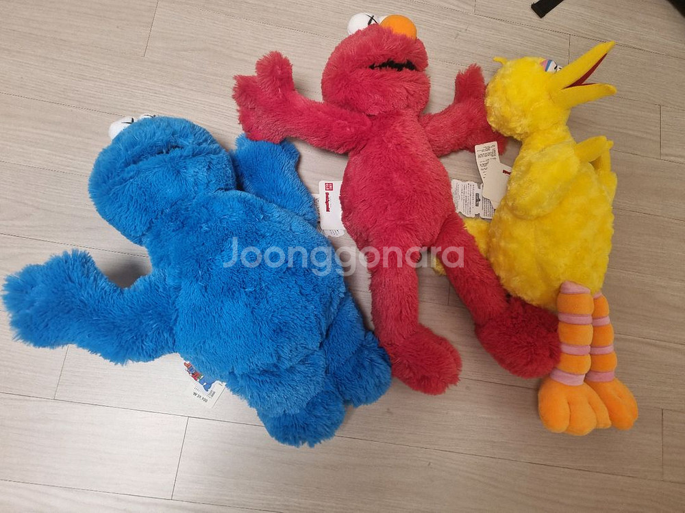 Uniqlo x Kaws x Sesame Street--0