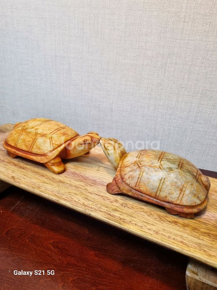 천연 옥돌을 조각해 만든 옥돌거북이 암수 한쌍--1