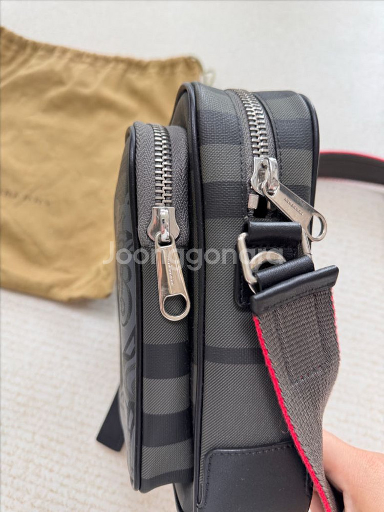 버버리 크로스백--1