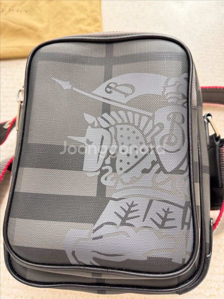 버버리 크로스백--5