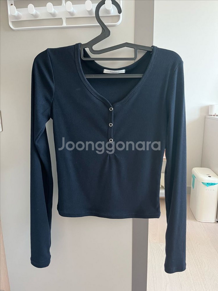 프렌치오브 프렌즈 버튼 골지 슬림 크롭 티셔츠 네이비--0