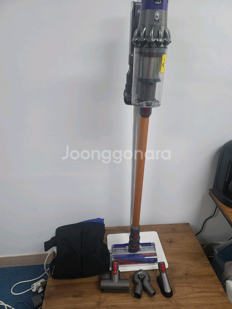 다이슨 무선청소기 V10(1시간8분작동,별도거치대)--0