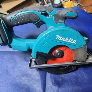 마끼다 18v 충전금속원형톱 DCS550 본체 팝니다