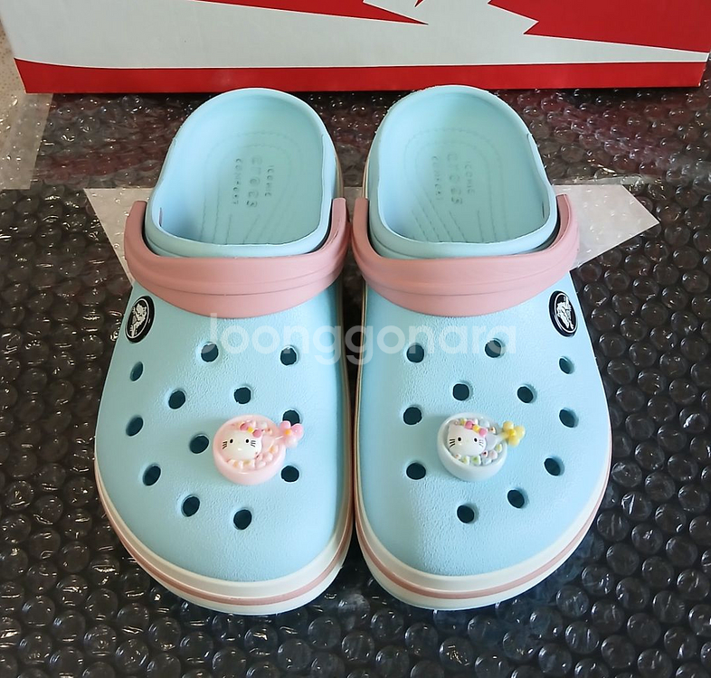 크록스c13 인데 180실사이즈. 키티 지비츠 포함--0