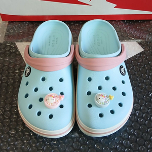 크록스c13 인데 180실사이즈. 키티 지비츠 포함