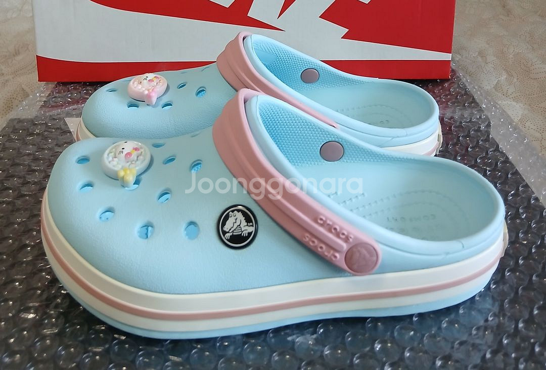 크록스c13 인데 180실사이즈. 키티 지비츠 포함--2