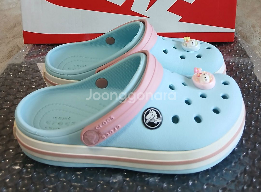 크록스c13 인데 180실사이즈. 키티 지비츠 포함--3