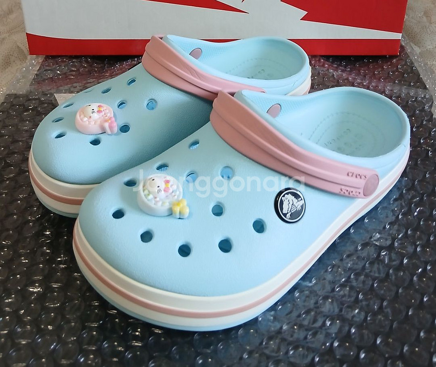 크록스c13 인데 180실사이즈. 키티 지비츠 포함--1