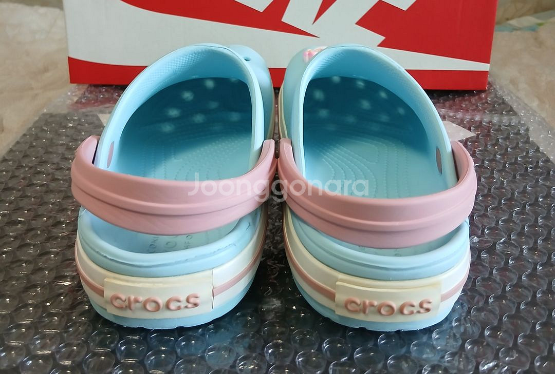 크록스c13 인데 180실사이즈. 키티 지비츠 포함--5