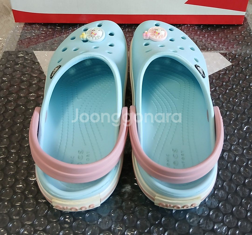 크록스c13 인데 180실사이즈. 키티 지비츠 포함--4