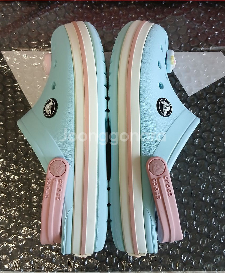 크록스c13 인데 180실사이즈. 키티 지비츠 포함--7