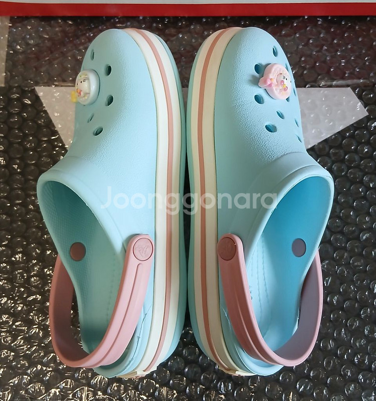 크록스c13 인데 180실사이즈. 키티 지비츠 포함--6