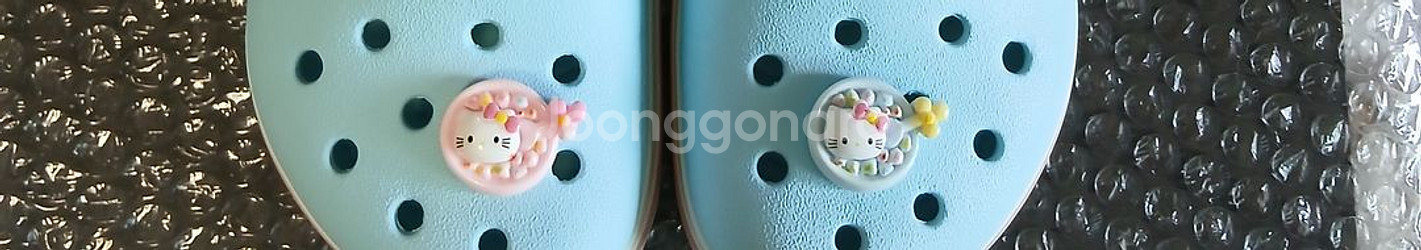 크록스c13 인데 180실사이즈. 키티 지비츠 포함--9