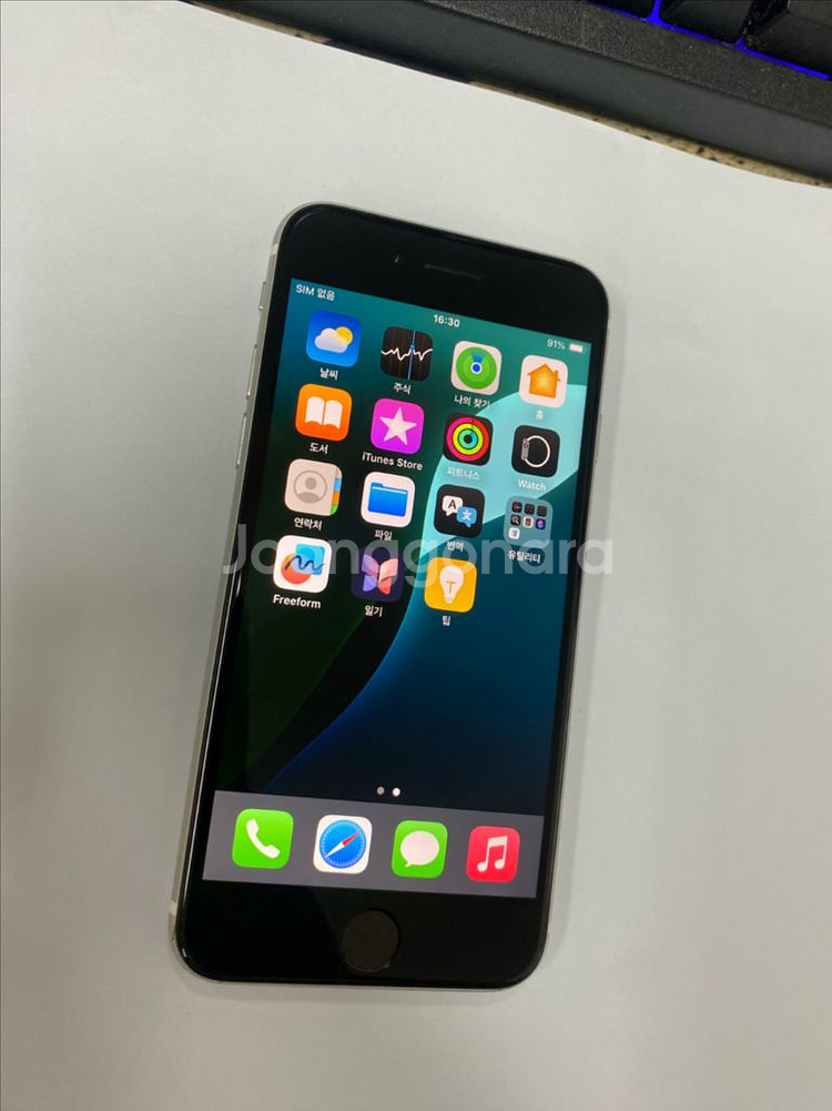 아이폰Se2 화이트 A급 128GB 무잔상--2