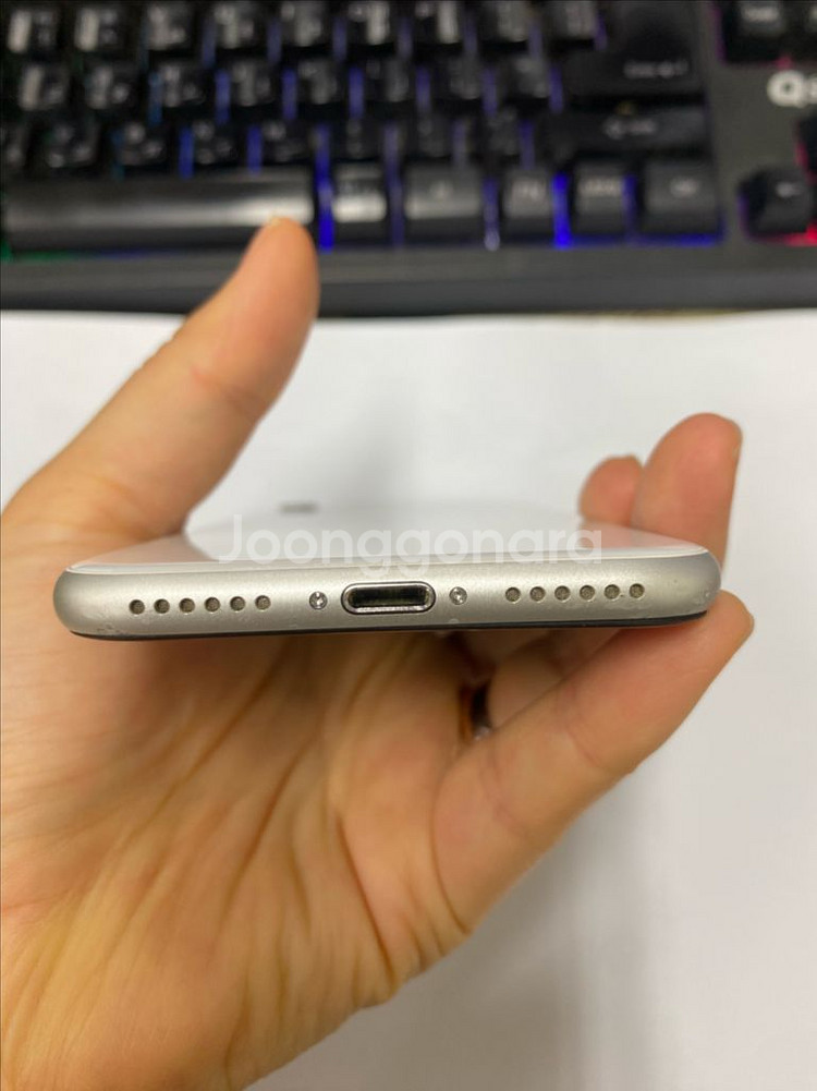 아이폰Se2 화이트 A급 128GB 무잔상--5