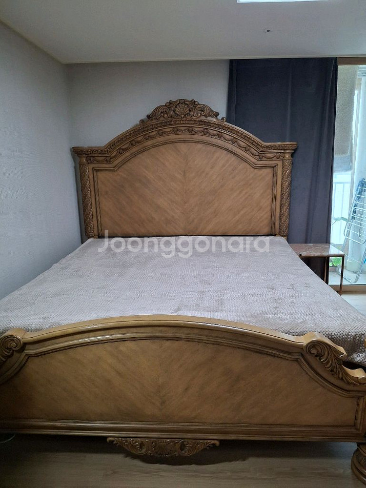 애슐리 원목 킹사이즈 침대(매트리스 포함)--1