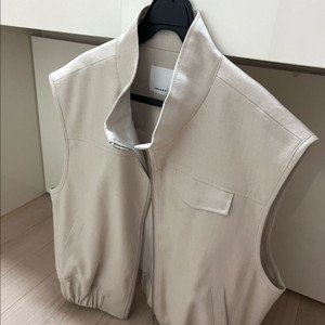 언더스탠딩 플랩 베스트 나시 민소매 집업 하이넥 조끼
