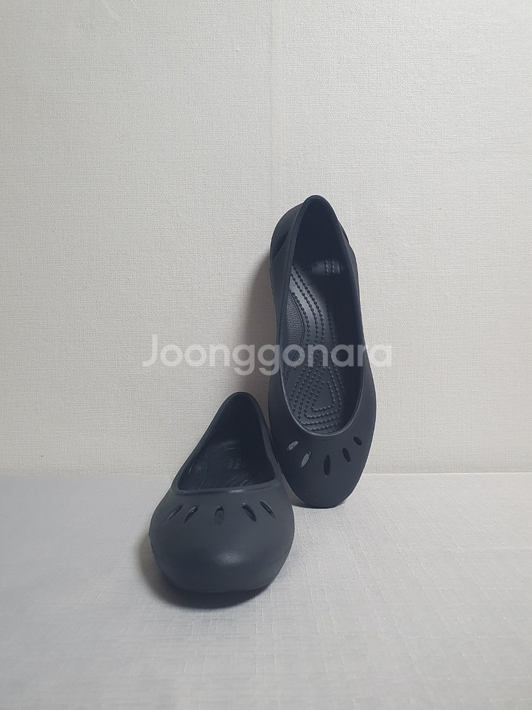 택포가 240mm 크록스 샌들 켈리 플랫 블랙--2