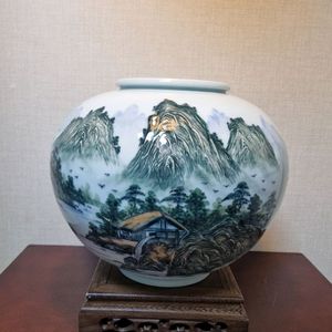 덕산도예 양각 산수문 달항아리 - 둘레지름 37cm