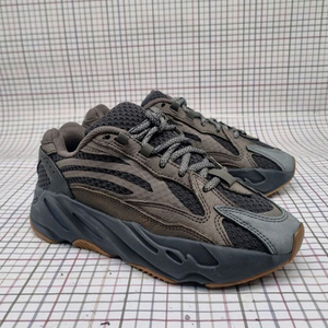 아디다스 이지부스트 700 v2운동화 220.