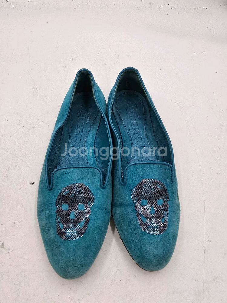 Alexander McQueen 스컬 시퀸 로퍼 235--0