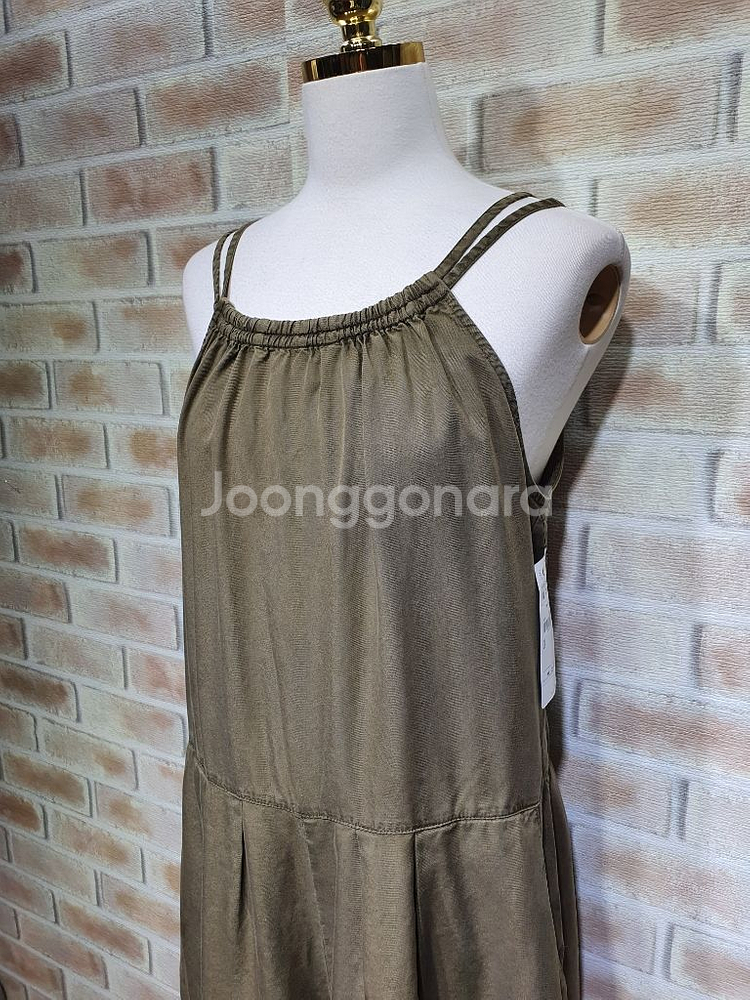 택부착 자라 59,000원 백단추 셔링 점프수트 M--2