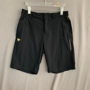 L 다이나핏 로고 패치 기능성 스판 밴딩 쇼츠 반바지