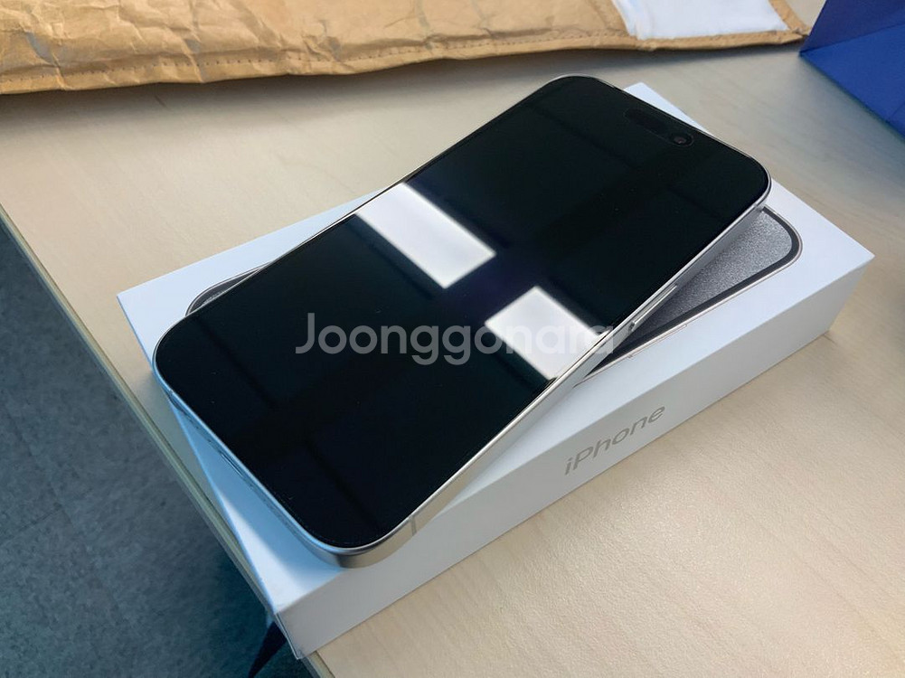 아이폰15프로(256G) 화이트티타늄 팝니다. (A급)--1